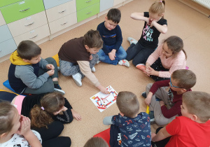 uczniowie grają w grę
